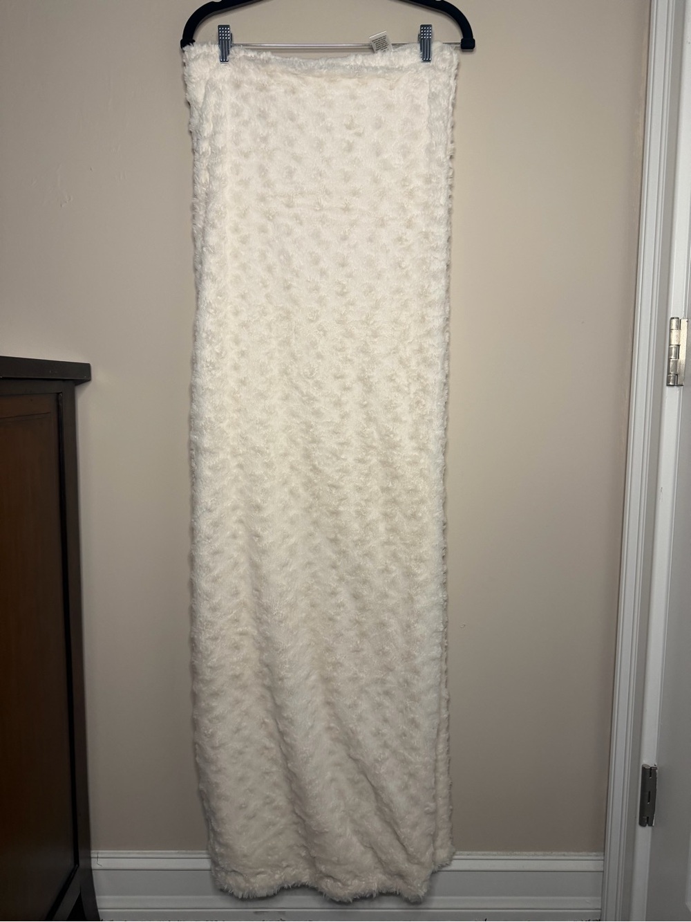 NWOT Cozy Faux Fur Ivory Throw Blanket